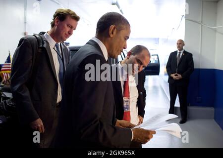 Präsident Barack Obama übergibt Trip Director Marvin Nicholson, Linke, und Ben Rhodes, stellvertretender nationaler Sicherheitsberater für strategische Kommunikation, während sie vor dem Rathaus der Young African Leaders Initiative (YALI) in Washington, D.C., am 28. Juli 2014, an der Autokolonne stehen. (Offizielles Foto des Weißen Hauses von Pete Souza) Dieses offizielle Foto des Weißen Hauses wird nur zur Veröffentlichung durch Nachrichtenorganisationen und/oder zum persönlichen Druck durch die Betreffzeile(en) des Fotos zur Verfügung gestellt. Das Foto darf in keiner Weise manipuliert werden und darf nicht in kommerziellen oder politischen Materialien verwendet werden Stockfoto