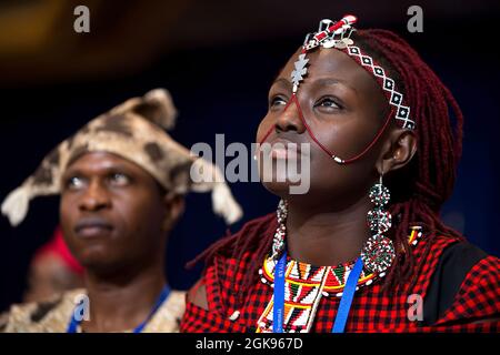 Josephine Kulea (Kenia) und die Zuschauer hören zu, wie Präsident Barack Obama während eines Rathauses der Young African Leaders Initiative (YALI) in Washington, D.C., am 28. Juli 2014, die Rede hält. (Offizielles Foto des Weißen Hauses von Pete Souza) Dieses offizielle Foto des Weißen Hauses wird nur zur Veröffentlichung durch Nachrichtenorganisationen und/oder zum persönlichen Druck durch die Betreffzeile(en) des Fotos zur Verfügung gestellt. Das Foto darf in keiner Weise manipuliert werden und darf nicht in kommerziellen oder politischen Materialien, Anzeigen, E-Mails, Produkten oder Werbeaktionen verwendet werden, die in irgendeiner Weise eine Genehmigung oder ein Ende vorschlagen Stockfoto