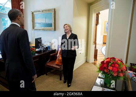 Präsident Barack Obama begrüßt die ehemalige Außenministerin Hillary Rodham Clinton im Oval Office, 29. Juli 2013. (Offizielles Foto des Weißen Hauses von Chuck Kennedy) Dieses offizielle Foto des Weißen Hauses wird nur zur Veröffentlichung durch Nachrichtenorganisationen und/oder zum persönlichen Druck durch die Betreffenden des Fotos zur Verfügung gestellt. Das Foto darf in keiner Weise manipuliert werden und darf nicht in kommerziellen oder politischen Materialien, Anzeigen, E-Mails, Produkten oder Werbeaktionen verwendet werden, die in irgendeiner Weise die Zustimmung oder Billigung des Präsidenten, der ersten Familie oder des Weißen Hauses nahelege. Stockfoto