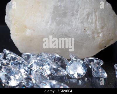 Nahaufnahme von glänzenden Diamanten. Nehmen Sie auf einem schwarzen strukturierten Hintergrund auf Stockfoto