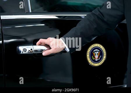 Ein US-Geheimdienstmitarbeiter wartet darauf, die Autokatür zu öffnen, als Präsident Barack Obama am Uptown Theatre in Kansas City, Mo., 30. Juli 2014, eintrifft. (Offizielles Foto des Weißen Hauses von Amanda Lucidon) Dieses offizielle Foto des Weißen Hauses wird nur zur Veröffentlichung durch Nachrichtenorganisationen und/oder zum persönlichen Druck durch die Betreffenden des Fotos zur Verfügung gestellt. Das Foto darf in keiner Weise manipuliert werden und darf nicht in kommerziellen oder politischen Materialien, Anzeigen, E-Mails, Produkten oder Werbeaktionen verwendet werden, die in irgendeiner Weise die Zustimmung oder Billigung des Präsidenten, der Fir, nahelege Stockfoto
