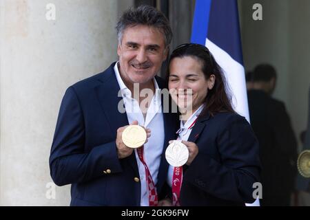 Vor der Zeremonie zu Ehren der französischen olympischen und paralympischen Medaillengewinnerinnen beim Tokio 2021 am 13. September 2021 in Paris posieren französische Paraolympie-Fahnenträger, Tennisspielerin Stephane Houdet (L) und Judoka Sandrine Martinet. Foto von Raphael Lafargue/ABACAPRESS.COM Stockfoto