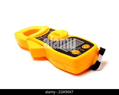 Bild einer gelben digitalen Strommesszange, die zur Messung von elektrischem Strom, Spannung und Widerstand verwendet. Nehmen Sie auf weißem, isoliertem Hintergrund auf. Stockfoto