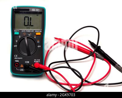 Abbildung eines Digitalmultimeters mit roter und schwarzer Messspitze. Nehmen Sie auf einem weißen, isolierten Hintergrund auf Stockfoto