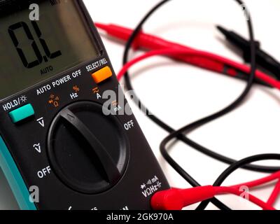 Abbildung eines Digitalmultimeters mit roter und schwarzer Messspitze. Nehmen Sie auf einem weißen, isolierten Hintergrund auf Stockfoto