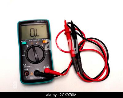 Abbildung eines Digitalmultimeters mit roter und schwarzer Messspitze. Nehmen Sie auf einem weißen, isolierten Hintergrund auf Stockfoto
