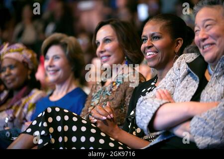 First Lady Michelle Obama sieht sich eine Aufführung während eines Symposiums über die Förderung von Frauen und Mädchen in Afrika an, mit den Ehegatten des USA-Afrika Leaders Summit im John F. Kennedy Center for the Performing Arts in Washington, D.C., 6. August 2014. Mit ihr sitzen von links: Constancia Mangue de Obiang, First Lady von Äquatorialguinea, die ehemalige First Lady Laura Bush, Sylvia Bongo Ondimba, First Lady der Republik Gabun und Tina Tchen, Stabschefin der First Lady. (Offizielles Foto des Weißen Hauses von Amanda Lucidon) Dieses offizielle Foto des Weißen Hauses wird nur für zur Verfügung gestellt Stockfoto