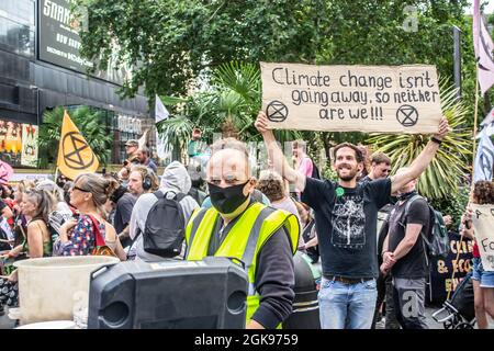 LEICESTER SQUARE, LONDON, ENGLAND- 24. August 2021: Extinction Rebellion protestiert auf dem Leicester Square Stockfoto