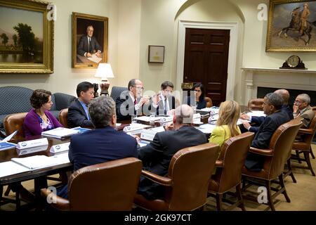 Präsident Barack Obama hört dem Labour-Sekretär Thomas Perez bei einem Treffen im Roosevelt-Raum des Weißen Hauses am 8. August 2014 zu. (Offizielles Foto des Weißen Hauses von Pete Souza) Dieses offizielle Foto des Weißen Hauses wird nur zur Veröffentlichung durch Nachrichtenorganisationen und/oder zum persönlichen Druck durch die Betreffzeile(en) des Fotos zur Verfügung gestellt. Das Foto darf in keiner Weise manipuliert werden und darf nicht in kommerziellen oder politischen Materialien, Anzeigen, E-Mails, Produkten oder Werbeaktionen verwendet werden, die in irgendeiner Weise die Zustimmung oder Billigung des Präsidenten, der ersten Familie oder des Whi nahelege Stockfoto