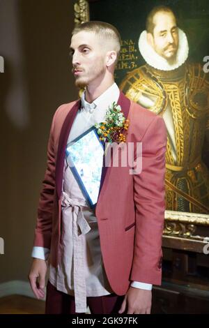 Madrid, Spanien. September 2021. Am ersten Tag der Madrid Fashion Week im Madrider Markenatelie wird ein Modell mit Kreationen der Designer-Kollektion García Madrid „Romantic Freedom“ umgestaltet. Kredit: SOPA Images Limited/Alamy Live Nachrichten Stockfoto