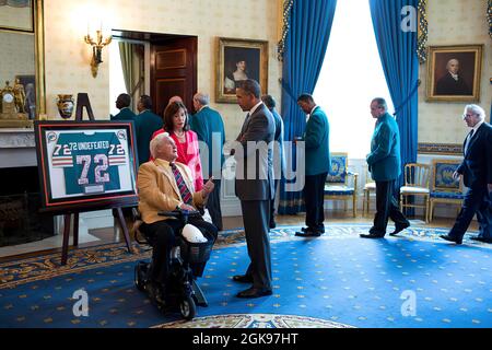Präsident Barack Obama spricht im Blue Room mit dem ehemaligen Miami Dolphins-Trainer Don Shula vor einer Zeremonie zu Ehren des Super Bowl Champions Miami Dolphins 1972 im Weißen Haus am 20. August 2013. (Offizielles Foto des Weißen Hauses von Pete Souza) Dieses offizielle Foto des Weißen Hauses wird nur zur Veröffentlichung durch Nachrichtenorganisationen und/oder zum persönlichen Druck durch die Betreffzeile(en) des Fotos zur Verfügung gestellt. Das Foto darf in keiner Weise manipuliert werden und darf nicht in kommerziellen oder politischen Materialien, Anzeigen, E-Mails, Produkten oder Werbeaktionen verwendet werden, die in irgendeiner Weise eine Genehmigung vorschlagen Stockfoto