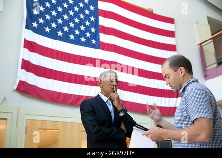 Präsident Barack Obama spricht mit Ben Rhodes, dem stellvertretenden nationalen Sicherheitsberater für strategische Kommunikation, nachdem er eine Erklärung zur Tötung des Journalisten Jim Foley durch die Terrorgruppe ISIL abgegeben hat. Er sprach an der Edgartown School in Edgartown, Martha's Vineyard, Mass., 20. August 2014. (Offizielles Foto des Weißen Hauses von Amanda Lucidon) Dieses offizielle Foto des Weißen Hauses wird nur zur Veröffentlichung durch Nachrichtenorganisationen und/oder zum persönlichen Druck durch die Betreffenden des Fotos zur Verfügung gestellt. Das Foto darf in keiner Weise manipuliert werden und darf nicht in kommerziellen oder verwendet werden Stockfoto