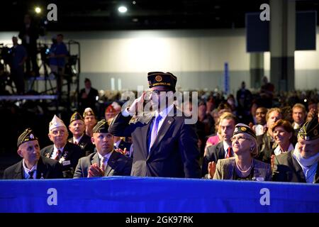 Sgt. Joe Grassi begrüßt, nachdem er von Präsident Barack Obama während seiner Rede auf der 96. Nationalen Konvention der American Legion im Charlotte Convention Center in Charlotte, N.C., am 26. August 2014, anerkannt wurde. (Offizielles Foto des Weißen Hauses von Pete Souza) Dieses offizielle Foto des Weißen Hauses wird nur zur Veröffentlichung durch Nachrichtenorganisationen und/oder zum persönlichen Druck durch die Betreffzeile(en) des Fotos zur Verfügung gestellt. Das Foto darf in keiner Weise manipuliert werden und darf nicht in kommerziellen oder politischen Materialien, Werbung, E-Mails, Produkten oder Werbeaktionen verwendet werden, die in irgendeiner Weise sug Stockfoto