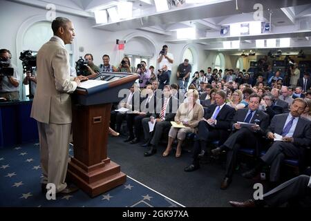 Präsident Barack Obama hält eine Erklärung im James S. Brady Press Briefing Room des Weißen Hauses am 28. August 2014 ab. (Offizielles Foto des Weißen Hauses von Pete Souza) Dieses offizielle Foto des Weißen Hauses wird nur zur Veröffentlichung durch Nachrichtenorganisationen und/oder zum persönlichen Druck durch die Betreffzeile(en) des Fotos zur Verfügung gestellt. Das Foto darf in keiner Weise manipuliert werden und darf nicht in kommerziellen oder politischen Materialien, Anzeigen, E-Mails, Produkten oder Werbeaktionen verwendet werden, die in irgendeiner Weise die Zustimmung oder Billigung des Präsidenten, der ersten Familie oder des Weißen Hauses nahelege. Stockfoto