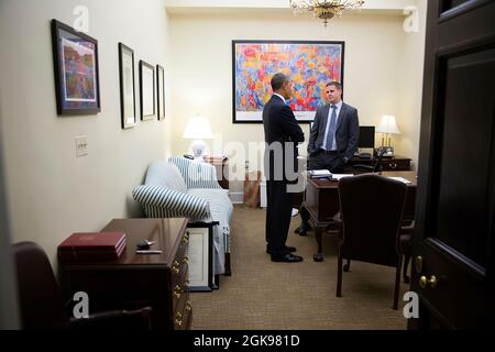 Präsident Barack Obama trifft sich am 3. September 2013 in seinem Büro im Westflügel des Weißen Hauses mit dem Senior Advisor Dan Pfeiffer. (Offizielles Foto des Weißen Hauses von Pete Souza) Dieses offizielle Foto des Weißen Hauses wird nur zur Veröffentlichung durch Nachrichtenorganisationen und/oder zum persönlichen Druck durch die Betreffzeile(en) des Fotos zur Verfügung gestellt. Das Foto darf in keiner Weise manipuliert werden und darf nicht in kommerziellen oder politischen Materialien, Anzeigen, E-Mails, Produkten oder Werbeaktionen verwendet werden, die in irgendeiner Weise die Zustimmung oder Billigung des Präsidenten, der ersten Familie oder des Weißen Hauses nahelege Stockfoto