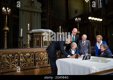 Präsident Barack Obama und der schwedische Premierminister Fredrik Reinfeldt betrachten den Besitz von Raoul Wallenberg in der Großen Synagoge von Stockholm in Stockholm, Schweden, am 4. September 2013. (Offizielles Foto des Weißen Hauses von Pete Souza) Dieses offizielle Foto des Weißen Hauses wird nur zur Veröffentlichung durch Nachrichtenorganisationen und/oder zum persönlichen Druck durch die Betreffzeile(en) des Fotos zur Verfügung gestellt. Das Foto darf in keiner Weise manipuliert werden und darf nicht in kommerziellen oder politischen Materialien, Anzeigen, E-Mails, Produkten oder Werbeaktionen verwendet werden, die in irgendeiner Weise eine Genehmigung oder Billigung o nahelege Stockfoto