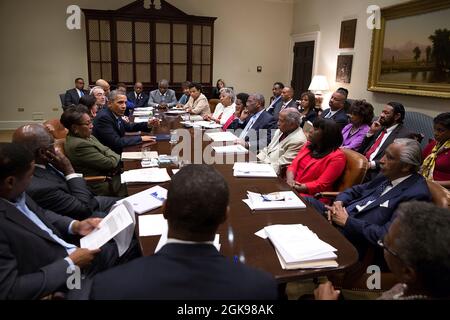 Präsident Barack Obama diskutiert Syrien mit Mitgliedern des schwarzen Kaukasus im Roosevelt-Raum des Weißen Hauses, 9. September 2013. (Offizielles Foto des Weißen Hauses von Pete Souza) Dieses offizielle Foto des Weißen Hauses wird nur zur Veröffentlichung durch Nachrichtenorganisationen und/oder zum persönlichen Druck durch die Betreffzeile(en) des Fotos zur Verfügung gestellt. Das Foto darf in keiner Weise manipuliert werden und darf nicht in kommerziellen oder politischen Materialien, Anzeigen, E-Mails, Produkten, Werbeaktionen verwendet werden, die in irgendeiner Weise die Zustimmung oder Billigung des Präsidenten, der ersten Familie oder der Wh nahelege Stockfoto