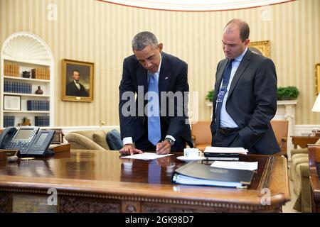 Präsident Barack Obama stellt Ben Rhodes, den stellvertretenden nationalen Sicherheitsberater für strategische Kommunikation, im Oval Office, 10. September 2014, zur Verfügung. (Offizielles Foto des Weißen Hauses von Pete Souza) Dieses offizielle Foto des Weißen Hauses wird nur zur Veröffentlichung durch Nachrichtenorganisationen und/oder zum persönlichen Druck durch die Betreffzeile(en) des Fotos zur Verfügung gestellt. Das Foto darf in keiner Weise manipuliert werden und darf nicht in kommerziellen oder politischen Materialien, Anzeigen, E-Mails, Produkten, Werbeaktionen verwendet werden, die in irgendeiner Weise die Zustimmung oder Billigung des Präsidenten, der ersten Familie, Stockfoto