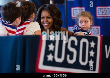 First Lady Michelle Obama spricht mit Kindern im USO Warrior and Family Center in Fort Belvoir, VA., 11. September 2013. Das Zentrum unterstützt verwundete, kranke und verletzte Truppen, ihre Familien und Betreuer sowie lokale aktive Einsatztruppen. (Offizielles Foto des Weißen Hauses von Lawrence Jackson) Dieses offizielle Foto des Weißen Hauses wird nur zur Veröffentlichung durch Nachrichtenorganisationen und/oder zum persönlichen Druck durch die Betreffenden des Fotos zur Verfügung gestellt. Das Foto darf in keiner Weise manipuliert werden und darf nicht in kommerziellen oder politischen Materialien, Anzeigen, E-Mails oder Prod verwendet werden Stockfoto