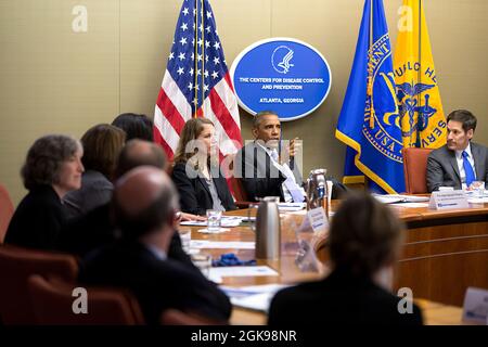 Präsident Barack Obama spricht während einer Briefing über die Ebola-Epidemie in Westafrika, am Hauptsitz der Centers for Disease Control and Prevention in Atlanta, Georgia, 16. September 2014. Der Präsident sitzt zwischen der Sekretärin für Gesundheit und menschliche Dienste, Sylvia Mathews Burwell, und Dr. Tom Frieden, Direktor, Centers for Disease Control and Prevention. (Offizielles Foto des Weißen Hauses von Pete Souza) Dieses offizielle Foto des Weißen Hauses wird nur zur Veröffentlichung durch Nachrichtenorganisationen und/oder zum persönlichen Druck durch die Betreffzeile(en) des Fotos zur Verfügung gestellt. Das Foto darf nicht m sein Stockfoto