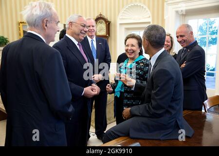 Präsident Barack Obama besucht die Interessengruppen, nachdem er die Erklärung des amerikanischen Versprechensgipfels im Oval Office am 22. September 2014 unterzeichnet hat. Teilnehmer von links: Harris Wofford, ehemaliger US-Senator; Gen. Colin L. Powell, Gründungsvorsitzender, America's Promise Alliance; Gregg Petersmeyer, stellvertretender Vorsitzender, Amerikas Promise Alliance; Alma Powell, Vorsitzende, Amerikas Promise Alliance, und John Gomperts, Präsident und CEO, Amerikas Promise Alliance. (Offizielles Foto des Weißen Hauses von Pete Souza) Dieses offizielle Foto des Weißen Hauses wird nur zur Veröffentlichung durch Nachrichtenorganisationen und/oder für Personen zur Verfügung gestellt Stockfoto