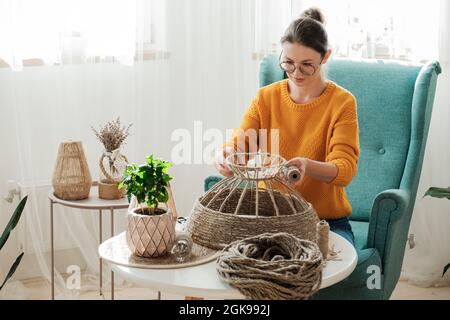 Frau macht handgemachte diy Lampe aus Jute Seil Stockfoto