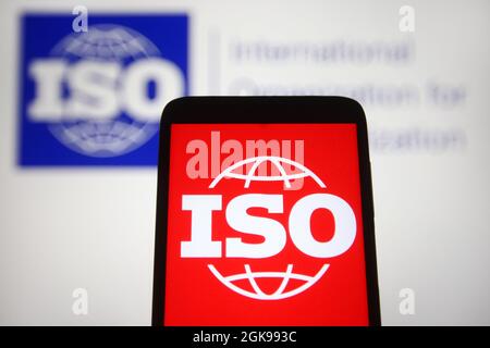Ukraine. September 2021. In dieser Abbildung sehen Sie eine Internationale Organisation für Normung (das ISO-Logo ist auf einem Smartphone und einem pc-Bildschirm zu sehen. (Foto von Pavlo Gonchar/SOPA Images/Sipa USA) Quelle: SIPA USA/Alamy Live News Stockfoto
