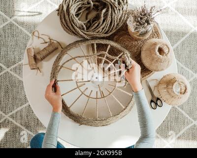 Frau macht handgemachte diy Lampe aus Jute Seil Stockfoto