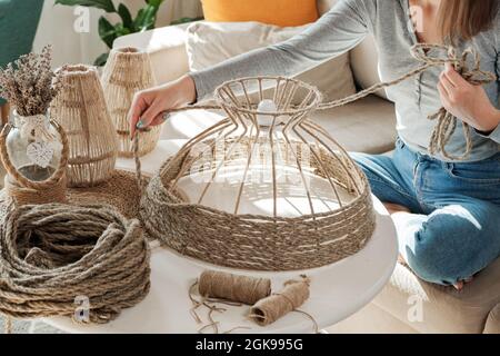 Frau macht handgemachte diy Lampe aus Jute Seil Stockfoto