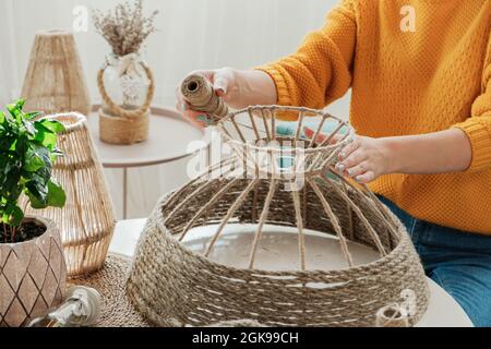 Frau macht handgemachte diy Lampe aus Jute Seil Stockfoto