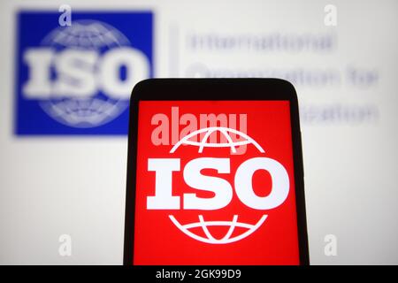 Ukraine. September 2021. In dieser Abbildung sehen Sie eine Internationale Organisation für Normung (das ISO-Logo ist auf einem Smartphone und einem pc-Bildschirm zu sehen. (Bild: © Pavlo Gonchar/SOPA Images via ZUMA Press Wire) Stockfoto