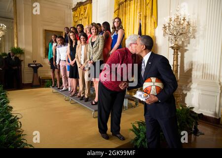 Präsident Barack Obama gratuliert Cheftrainer Lin Dunn, als sie und der WNBA-Champion Indiana Fever am 14. Juni 2013 im East Room des Weißen Hauses an einer Veranstaltung zu Ehren des Teams und ihres Sieges bei den WNBA-Finals teilnehmen. (Offizielles Foto des Weißen Hauses von Pete Souza) Dieses offizielle Foto des Weißen Hauses wird nur zur Veröffentlichung durch Nachrichtenorganisationen und/oder zum persönlichen Druck durch die Betreffzeile(en) des Fotos zur Verfügung gestellt. Das Foto darf in keiner Weise manipuliert werden und darf nicht in kommerziellen oder politischen Materialien, Werbung, E-Mails, Produkten, Werbeaktionen verwendet werden, die ich Stockfoto