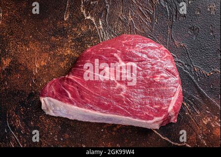Rohes, geschnittenes Rumpsteak oder Spitzenfleisch aus Sirloin auf dem Fleischtisch. Dunkler Hintergrund. Draufsicht Stockfoto
