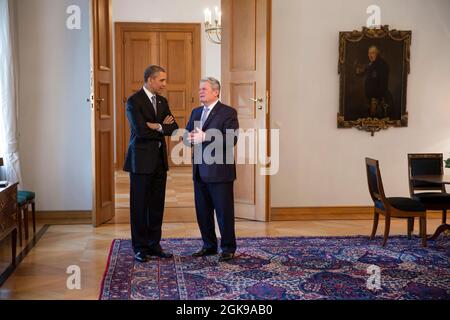 Präsident Barack Obama spricht mit Bundespräsident Joachim Gauck vor ihrem bilateralen Treffen im Schloss Bellevue in Berlin, Deutschland, am 19. Juni 2013. (Offizielles Foto des Weißen Hauses von Pete Souza) Dieses offizielle Foto des Weißen Hauses wird nur zur Veröffentlichung durch Nachrichtenorganisationen und/oder zum persönlichen Druck durch die Betreffzeile(en) des Fotos zur Verfügung gestellt. Das Foto darf in keiner Weise manipuliert werden und darf nicht in kommerziellen oder politischen Materialien, Anzeigen, E-Mails, Produkten oder Werbeaktionen verwendet werden, die in irgendeiner Weise die Zustimmung oder Billigung des Präsidenten, der ersten Fam, nahelege Stockfoto