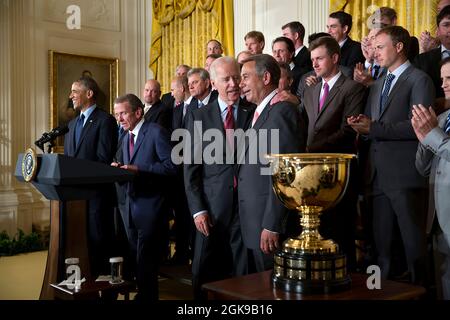 Vizepräsident Joe Biden legt seinen Arm um den Sprecher des Repräsentantenhauses John Boehner, R-Ohio, während PGA Tour-Kommissar Tim Finchem Präsident Barack Obama während einer Veranstaltung für die 2013 President's Cup Championship-Teams im East Room des Weißen Hauses am 24. Juni 2014 vorstellt. (Offizielles Foto des Weißen Hauses von Pete Souza) Dieses offizielle Foto des Weißen Hauses wird nur zur Veröffentlichung durch Nachrichtenorganisationen und/oder zum persönlichen Druck durch die Betreffzeile(en) des Fotos zur Verfügung gestellt. Das Foto darf in keiner Weise manipuliert werden und darf nicht in kommerziellen oder politischen Materialien oder Werbungs verwendet werden Stockfoto