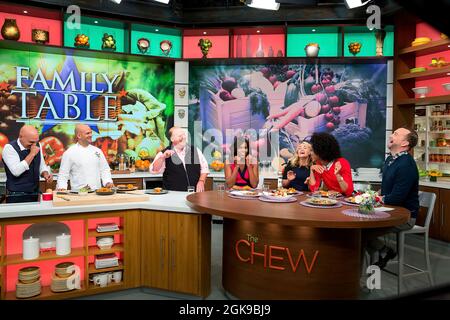 First Lady Michelle Obama nimmt einen Ausschnitt von The Chew in New York, NY, auf, 23. September 2014. Teilnehmer mit der First Lady von links sind: Michael Symon, 'Let's move!' Executive Director Sam Kass, Mario Batali, Daphne Oz, Carla Hall und Clinton Kelly. (Offizielles Foto des Weißen Hauses von Chuck Kennedy) Dieses offizielle Foto des Weißen Hauses wird nur zur Veröffentlichung durch Nachrichtenorganisationen und/oder zum persönlichen Druck durch die Betreffenden des Fotos zur Verfügung gestellt. Das Foto darf in keiner Weise manipuliert werden und darf nicht in kommerziellen oder politischen Materialien, Werbung oder E-Mails verwendet werden Stockfoto