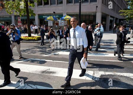 4. Oktober 2013"der Präsident geht von Taylor Gourmet, einem Sandwich-Laden in der Nähe der Kreuzung der 17th und Pennsylvania Avenues, Washington, zurück zum Weißen Haus.der Präsident wollte dem Sandwich-Laden dafür danken, dass er während der Schließung den ausgelachten Regierungsmitarbeitern Rabatte angeboten hat." (Offizielles Foto des Weißen Hauses von Pete Souza) Dieses offizielle Foto des Weißen Hauses wird nur zur Veröffentlichung durch Nachrichtenorganisationen und/oder zum persönlichen Druck durch die Betreffzeile(en) des Fotos zur Verfügung gestellt. Das Foto darf in keiner Weise manipuliert werden und darf nicht für kommerzielle Zwecke oder für kommerzielle Zwecke verwendet werden Stockfoto