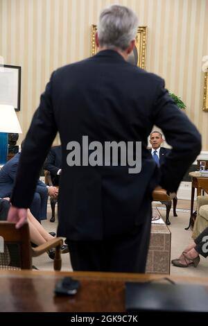 Präsident Barack Obama wird während eines Treffens im Oval Office am 10. Oktober 2013 durch den Arm des Stabschefs Denis McDonough gerahmt. (Offizielles Foto des Weißen Hauses von Pete Souza) Dieses offizielle Foto des Weißen Hauses wird nur zur Veröffentlichung durch Nachrichtenorganisationen und/oder zum persönlichen Druck durch die Betreffzeile(en) des Fotos zur Verfügung gestellt. Das Foto darf in keiner Weise manipuliert werden und darf nicht in kommerziellen oder politischen Materialien, Anzeigen, E-Mails, Produkten oder Werbeaktionen verwendet werden, die in irgendeiner Weise die Zustimmung oder Billigung des Präsidenten, der ersten Familie oder des Whit suggerieren Stockfoto