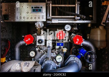 Wasserpumpe und andere technische Vorrichtungen in der Löschmaschine, um einen Brand aus der Nähe zu löschen. Stockfoto