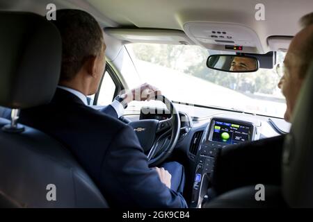 12. Oktober 2012'der Präsident hatte den ehemaligen Pressesprecher des Weißen Hauses, Robert Gibbs, zum Mittagessen eingeladen, und sie begannen offenbar, über Gibbs Chevy Volt zu sprechen. Gibbs wusste, dass der Präsident eine ihrer Fabriken besucht hatte und hoffte, eines Tages einen Volt fahren zu können. Gibbs sagte dem Präsidenten, dass sein Auto auf dem South Drive war. Also sprang der Präsident hinein und machte drei Schleifen um die Fahrt, scherzte später, dass der Geheimdienst befohlen hatte, die Tore des Weißen Hauses unter keinen Umständen zu öffnen.“ (Offizielles Foto des Weißen Hauses von Pete Souza) Dieses offizielle Foto des Weißen Hauses wird gerade gemacht Stockfoto