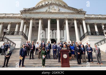 Washington DC, USA. September 2021. Der Mehrheitsführer des Senats, Chuck Schumer, Demokrat von New York, spricht während einer Zeremonie über die Kapitolsstufen zum Gedenken an die Opfer der Anschläge vom 11. September. Kredit: Allison Bailey/Alamy Live Nachrichten Stockfoto