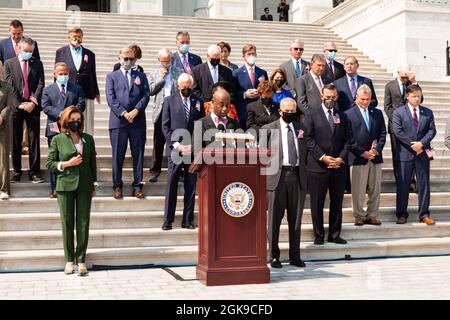 Washington DC, USA. September 2021. Die Kongressabgeordneten verneigen ihre Köpfe im Gebet während einer Zeremonie auf der Capitol Steps zum Gedenken an die Opfer der Angriffe vom 11. September. Kredit: Allison Bailey/Alamy Live Nachrichten Stockfoto
