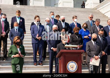 Washington DC, USA. September 2021. Die Kongressabgeordneten verneigen ihre Köpfe im Gebet während einer Zeremonie auf der Capitol Steps zum Gedenken an die Opfer der Angriffe vom 11. September. Kredit: Allison Bailey/Alamy Live Nachrichten Stockfoto