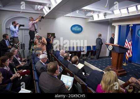 Präsident Barack Obama verlässt den James S. Brady Press Briefing Room des Weißen Hauses, nachdem er am 16. Oktober 2013 eine Erklärung zur Schließung der Bundesregierung abgegeben hat. (Offizielles Foto des Weißen Hauses von David Lienemann)Dieses offizielle Foto des Weißen Hauses wird nur zur Veröffentlichung durch Nachrichtenorganisationen und/oder zum persönlichen Druck durch die Betreffzeile(en) des Fotos zur Verfügung gestellt. Das Foto darf in keiner Weise manipuliert werden und darf nicht in kommerziellen oder politischen Materialien, Anzeigen, E-Mails, Produkten oder Werbeaktionen verwendet werden, die in irgendeiner Weise die Zustimmung oder Billigung des P nahelege Stockfoto