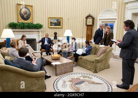 Präsident Barack Obama arbeitet an einer Presseerklärung zur Reaktion der Regierung auf Ebola, 16. Oktober 2014. Teilnehmer im Uhrzeigersinn vom Präsidenten sind: Dr. Tom Frieden, Direktor der Centers for Disease Control and Prevention; Susan E. Rise, Nationale Sicherheitsberaters; Denis McDonough, Chief of Staff; Jennifer Palmieri, Director of Communications; Cody Keenan, Director of Speechwriting; Pressesekretär Josh Earnest, Lisa Monaco, Assistentin des Präsidenten für innere Sicherheit und Terrorismusbekämpfung, und Sylvia Mathews Burwell, Sekretärin im Gesundheits- und Personalwesen. (Offizieller White Hous Stockfoto