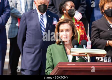 Washington DC, USA. September 2021. Die Sprecherin des Hauses, Nancy Pelosi, Demokratin von Kalifornien, gibt während einer Zeremonie auf der Capitol Steps Remakrs aus, um an die Opfer der Anschläge vom 11. September zu erinnern. Kredit: Allison Bailey/Alamy Live Nachrichten Stockfoto