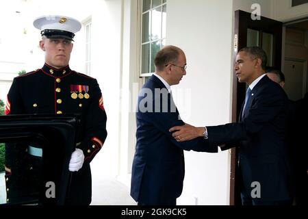 Präsident Barack Obama verabschiedet sich vom italienischen Premierminister Enrico Letta vor dem Westflügel des Weißen Hauses, 17. Oktober 2013. (Offizielles Foto des Weißen Hauses von Pete Souza) Dieses offizielle Foto des Weißen Hauses wird nur zur Veröffentlichung durch Nachrichtenorganisationen und/oder zum persönlichen Druck durch die Betreffzeile(en) des Fotos zur Verfügung gestellt. Das Foto darf in keiner Weise manipuliert werden und darf nicht in kommerziellen oder politischen Materialien, Anzeigen, E-Mails, Produkten oder Werbeaktionen verwendet werden, die in irgendeiner Weise die Zustimmung oder Billigung des Präsidenten, der ersten Familie oder des Whit suggerieren Stockfoto