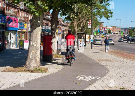 Radfahren in der Rayners Lane Stockfoto