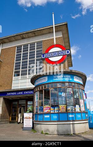 Rayners Lane Station Kiosk und Station Stockfoto