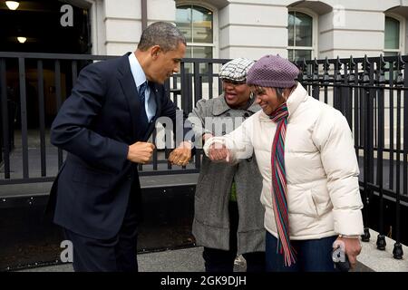 31. Dezember 2012"nach Bemerkungen im Eisenhower Executive Office Gebäude auf den fiskalischen Klippenverhandlungen begrüßt der Präsident ein paar GSA-Arbeiter, als er auf der West Executive Avenue zurückging, als er zum Westflügel des Weißen Hauses zurückging. Er gab ihnen einen Ellenbogenstoß, weil er Purell gerade auf seine Hände gelegt hatte.“ (Offizielles Foto des Weißen Hauses von Pete Souza) Dieses offizielle Foto des Weißen Hauses wird nur zur Veröffentlichung durch Nachrichtenorganisationen und/oder zum persönlichen Druck durch die Betreffzeile(en) des Fotos zur Verfügung gestellt. Das Foto darf in keiner Form manipuliert werden Stockfoto